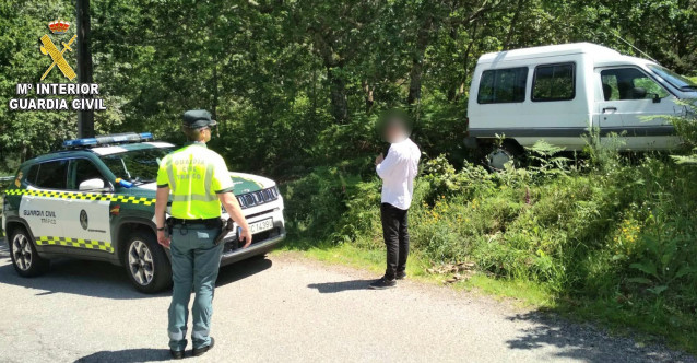 Detenido un joven tras intentar arrollar a agentes que le dieron el alto al ver que conducía sin cinturón en Gondomar (Pontevedra).