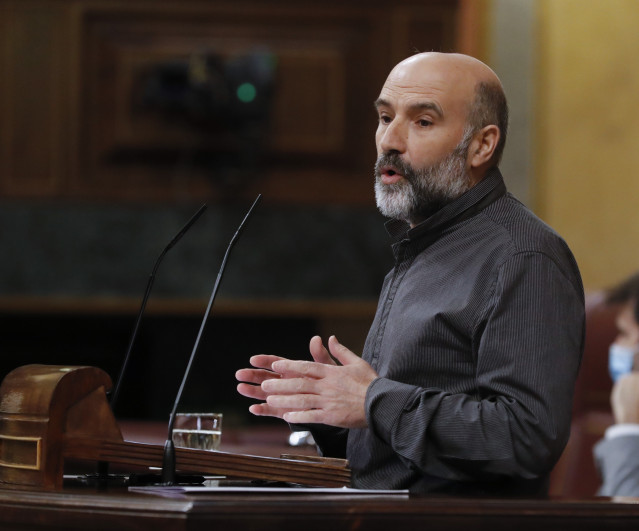 El diputado del BNG, Néstor Rego, durante su intervención en el del pleno del Congreso que debate este miércoles la quinta prórroga del estado de alarma