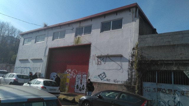 Nave en la calle Esturáns de Vigo, a donde se trasladará el parque de bomberos de Balaídos.