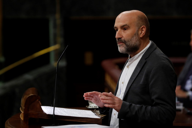 El diputado de BNG, Néstor Rego, interviene en el pleno del Congreso este miércoles donde se autorizará otra prórroga del estado de alarma solicitada por el Gobierno. En Madrid, (España), a 6 de mayo de 2020.