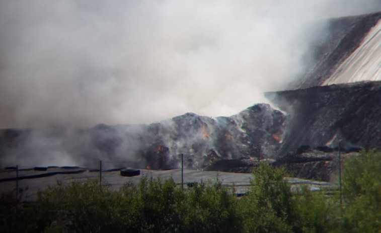 ​Plataforma de vecinos reclama una investigación a la Fiscalía de Medioambiente por el incendio en el vertedero de Miramontes