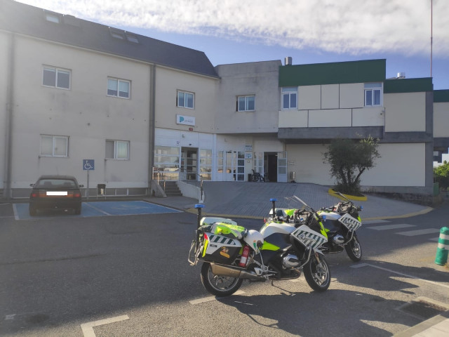 La Guardia Civil auxilia a un enfermo en su traslado a un hospital en Lugo.