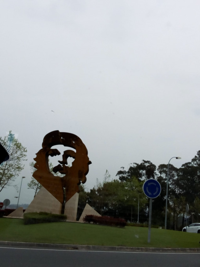 Rotonda de Oleiros con la escultura del Che Guevara