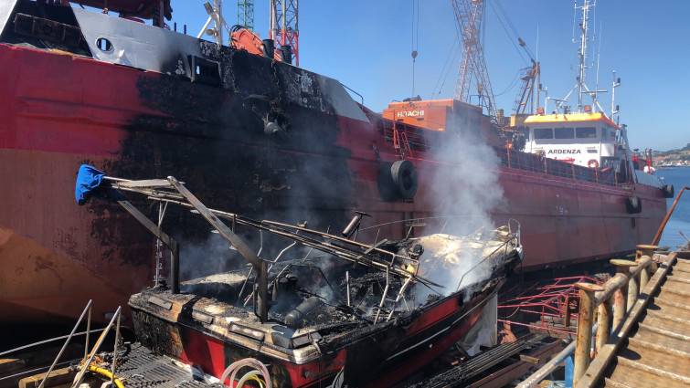 Arde un yate que se encontraba anexo a un astillero en Moaña y provoca daños en el casco de otro barco