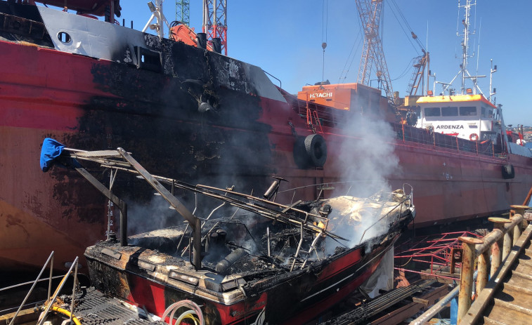 Arde un yate que se encontraba anexo a un astillero en Moaña y provoca daños en el casco de otro barco