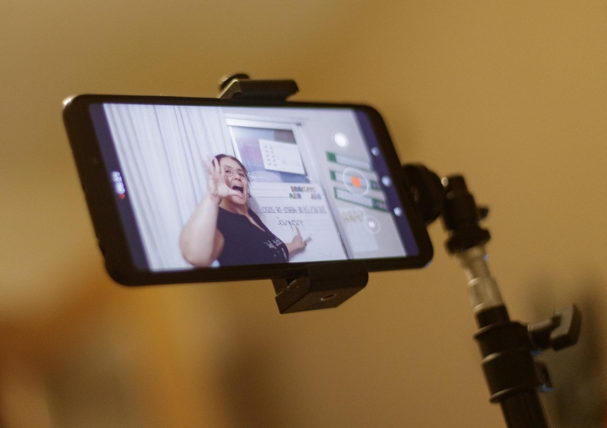 Pantalla de un móvil en el que se ve el vídeo de una clase que una profesora de Educación Infantil está grabando para sus alumnos durante el Estado de Alarma