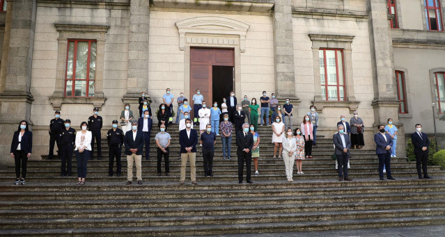 Minuto de silencio ante el Parlamento de Galicia en recuerdo a las víctimas del coronavirus.