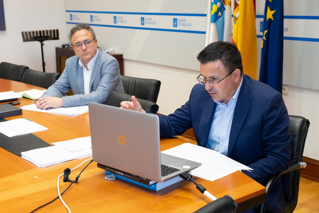 El conselleiro de Medio Rural, José González, en una reunión con los Grupos de Desenvolvemento Rural