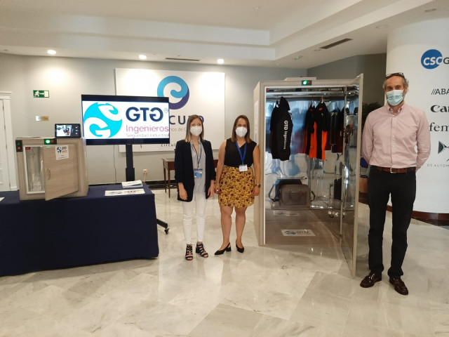 Presentación de las cabinas de luz ultravioletas diseñadas por GTG Ingenieros para esterilizar prendas de ropa y complementos.