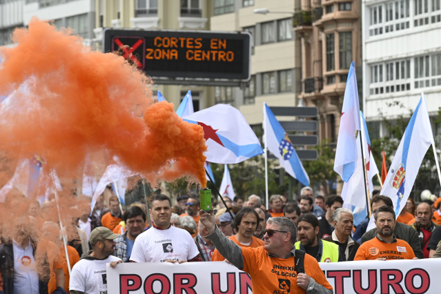 Manifestantes de Alcoa marchan por un futuro para la industria electrointensiva  en A Coruña