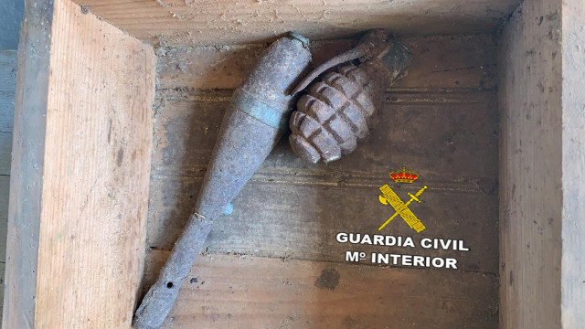 Dos granadas de la Guerra Civil Española recogidas en un galpón en Vilaboa (Pontevedra) por la Guardia Civil.