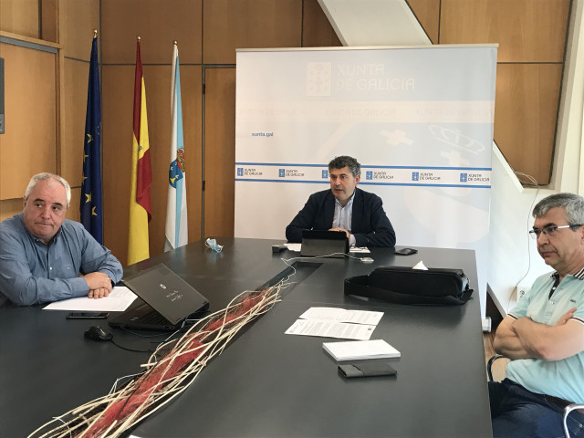 El delegado de la Xunta, Ovidio Rodeiro, durante la reunión con la alcaldesa de Muros.