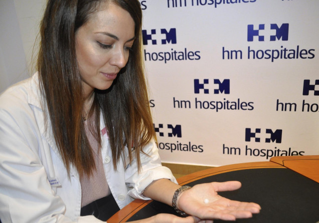 La cirujana Cristina Varela Lamas, del Centro Integral Oncológico Clara Campal, HM CIOCC Galicia, muestra la prótesis empleada para la reconstrucción del complejo areola-pezón en mujeres mastectomizadas.