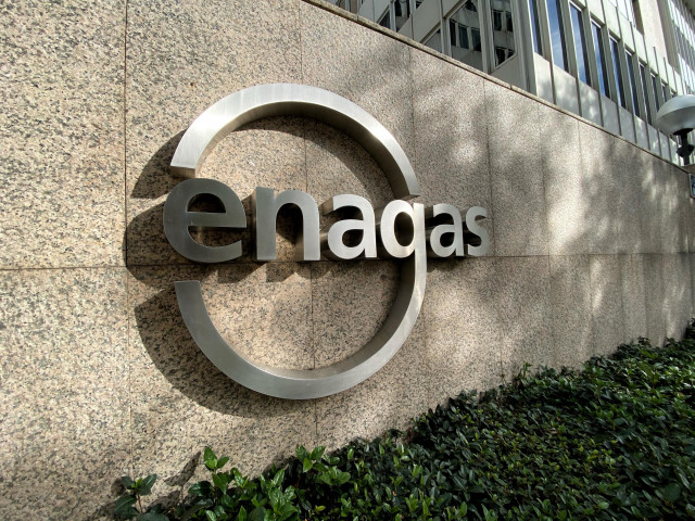 Detalle del logo de Enagás en la sede de la empresa de infraestructuras de gas natural  en Madrid. Las acciones de la compañía han subido en Bolsa tras la rebaja del recorte en su retribución propuesto por la Comisión Nacional de los Mercados y la Compete