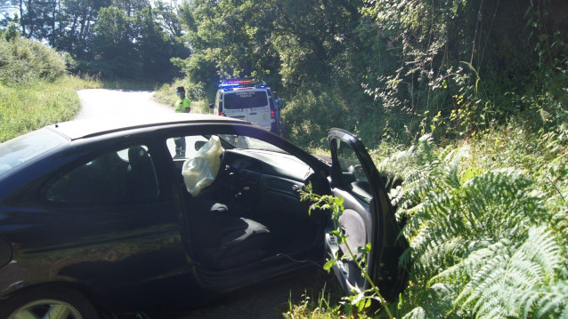 Vehículo accidentado tras huir de la Guardia Civil en Ourense, cuyo conductor intentó seguir su marcha a pie antes de ser reducido.