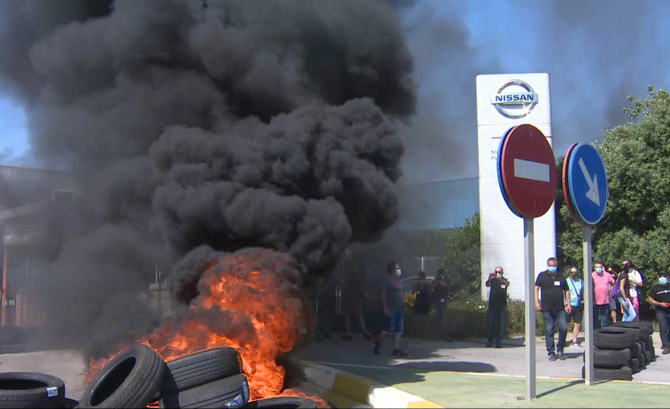 Barricadas en llamas contra el cierre de la fábrica de coches de Nissan en Barcelona