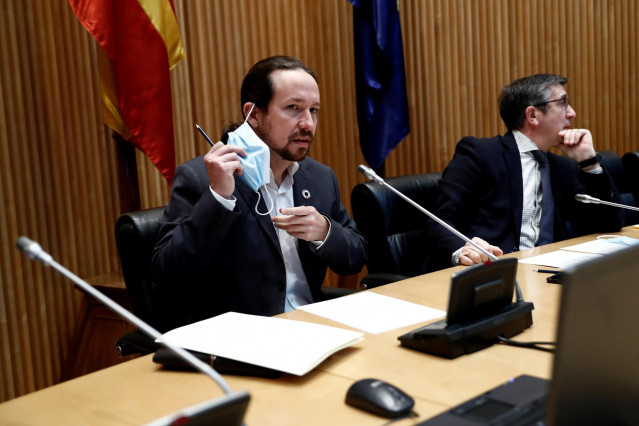 El vicepresidente segundo del Gobierno, Pablo Iglesias, y el presidente de la Comisión para la Reconstrucción Social y Económica, Patxi López (d).