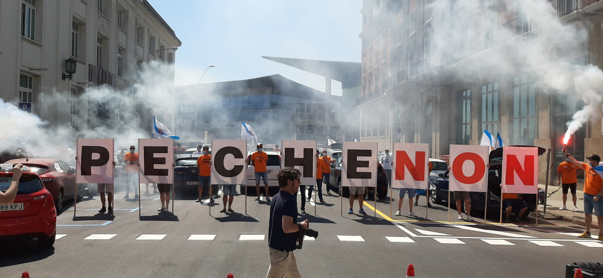 Protesta de los trabajadores de Alu Ibu00e9rica frente a la Delegaciu00f3n del Gobierno de A Coruu00f1a en una foto de CCOO