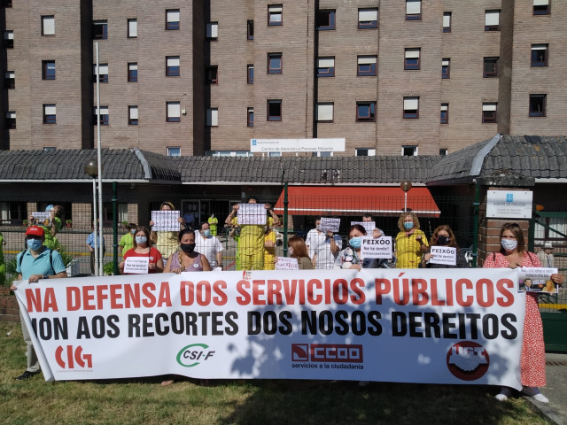 Protesta de los trabajadores frente a un centro dependiente de Política Social este jueves