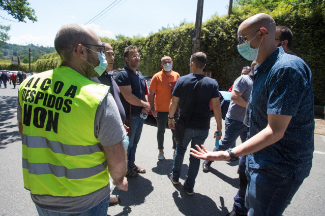 Miembros del Comité de Empresa de Alcoa San Cibrao hablan a la salida de la reunión en el Restaurante Los Robles entre el Comité y la directiva de la multinacional a 28 de mayo de 2020.