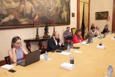 La alcaldesa, Inés Rey, y los portavoces del gobierno local y la oposición en A Coruña presentan un plan de reactivación económica y social