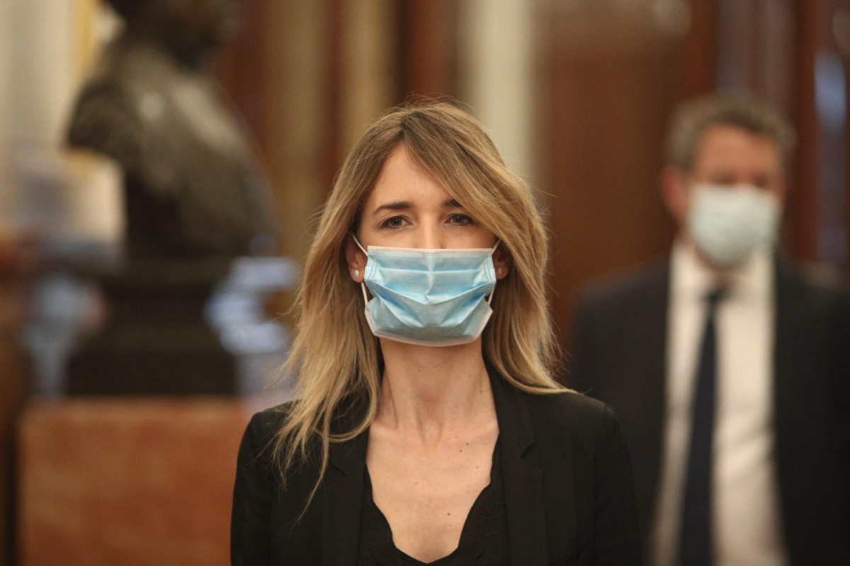 La portaveu del PP al Congrés, Cayetana Álvarez de Toledo, protegida amb màscara arriba al ple de la sessió de control, Madrid (Espanya),  27 de maig del 2020.