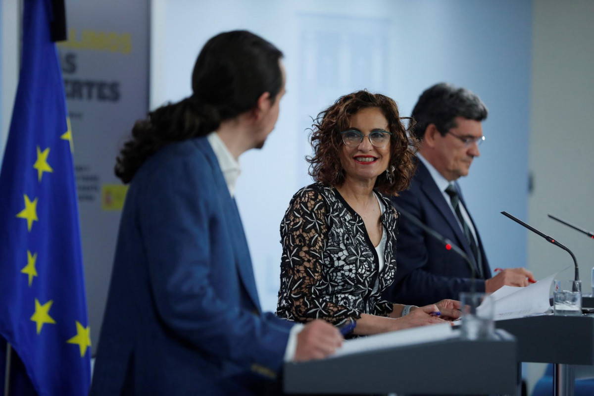 La ministra de Hacienda y portavoz del Gobierno, María Jesús Montero (c), y el vicepresidente segundo, Pablo Iglesias (i) tras el Consejo de Ministros