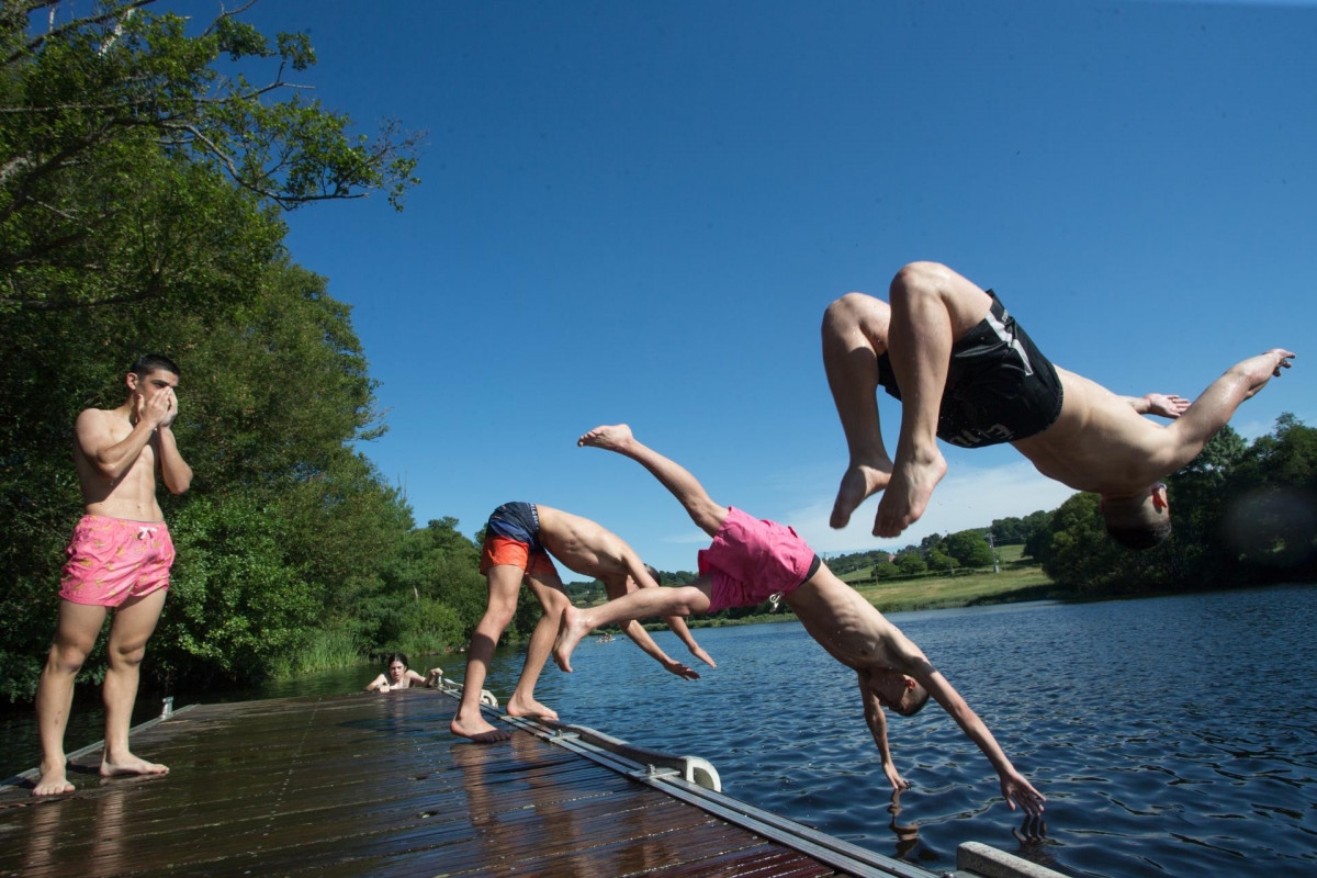 Bañistas disfrutan del agua en la ribera del río Miño en Lugo durante la Fase 2 de la desescalada. En Lugo, Galicia, (España) a 29 de mayo de 2020.