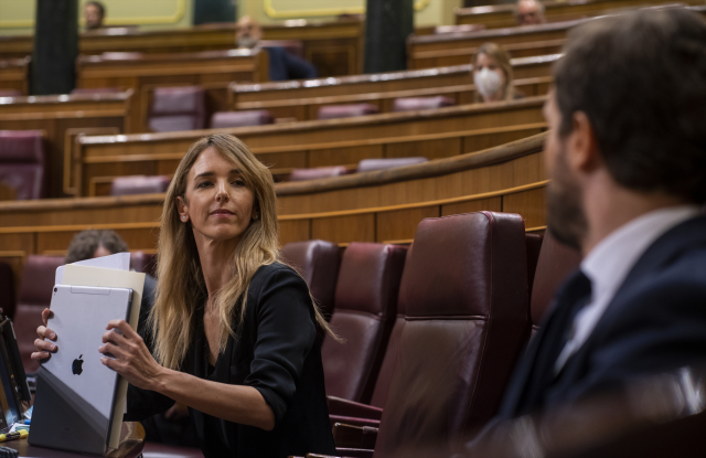 La portavoz del Grupo Popular en el Congreso de los Diputados, Cayetana Álvarez de Toledo, habla con el presidente del PP, Pablo Casado, durante el pleno de sesión de control al Gobierno.