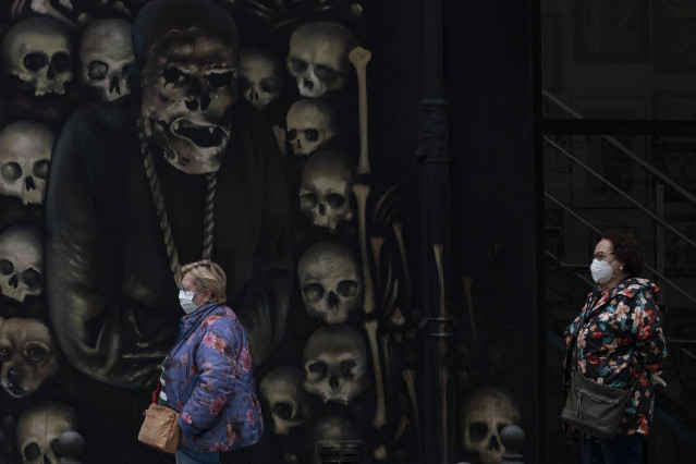 Transeúntes pasean con mascarillas por A Coruña en el día 41 del estado de alarma por la crisis sanitaria del Covid-19. En A Coruña, Galicia, (España), a 24 de abril de 2020.