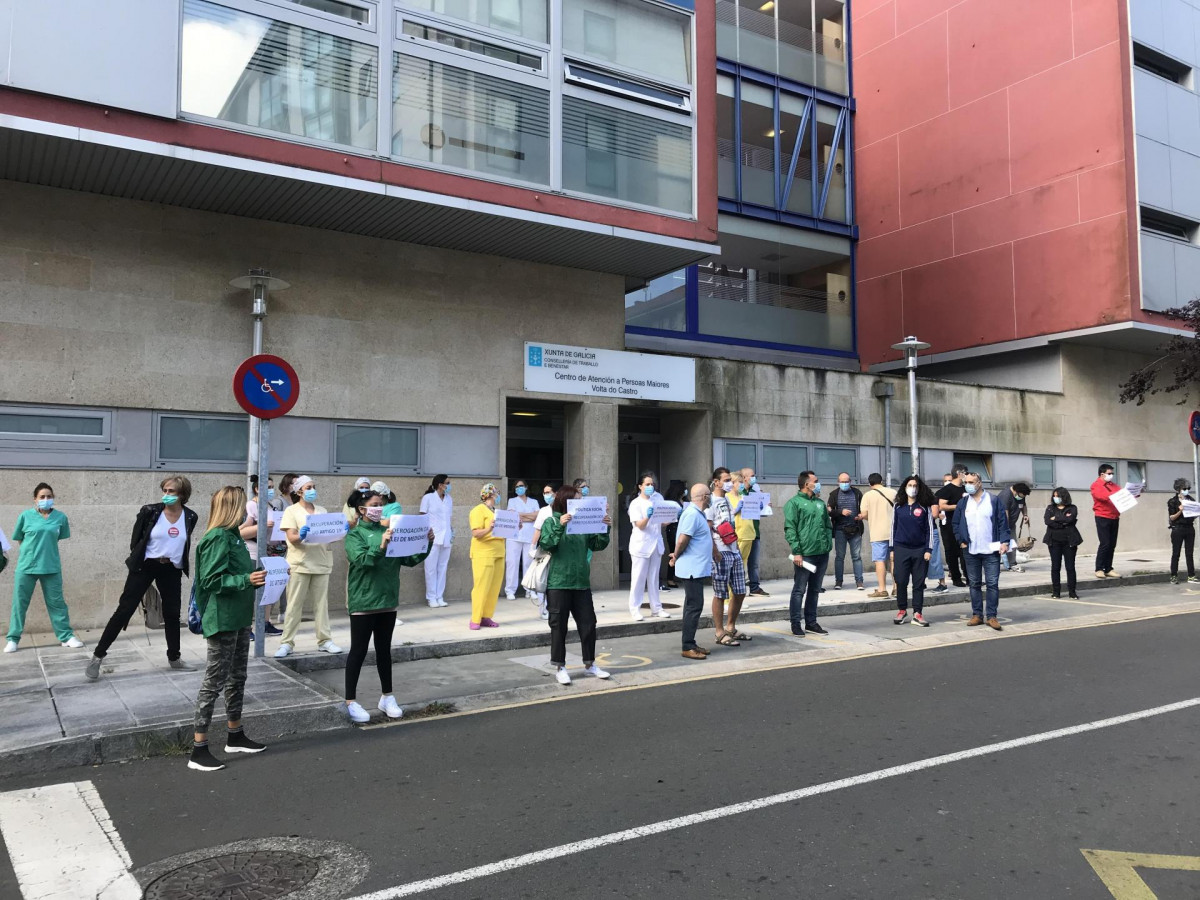 Protesta de trabajadores delante de la residencia de Volta do Castro