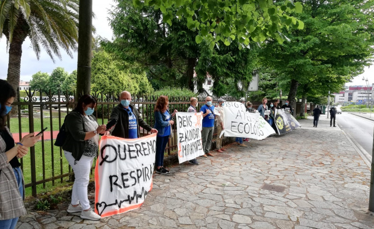 Activistas reclaman el cierre del vertedero de Grixoa-Miramontes tras el incendio