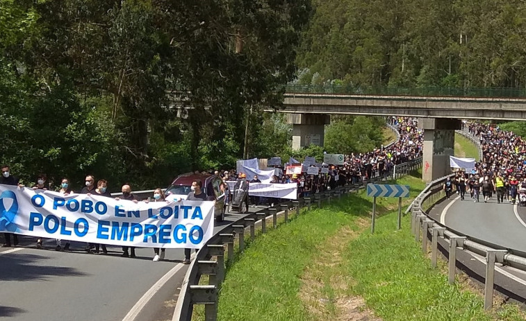 Un marcha fúnebre en Xove denuncia la muerte económica de A Mariña si cierra Aloca San Cibrao