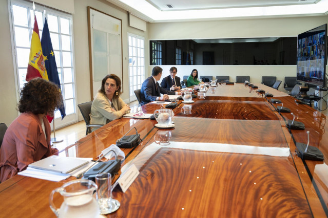 El presidente del Gobierno, Pedro Sánchez, se reúne por videoconferencia con los presidentes autonómicos, en Madrid (España) a 07 de julio de 2020. Junto a él están la ministra de Hacienda y portavoz del Gobierno, María Jesús Montero (d1); la ministra par