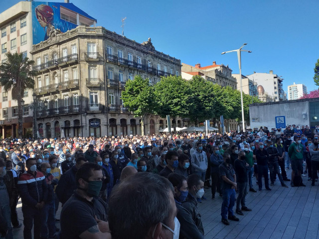 Concentración de trabajadores del sector naval ante la delegación de la Xunta en Vigo, tras el fallecimiento de un operario que hacía reparaciones en un barco atracado en el Puerto olívico.