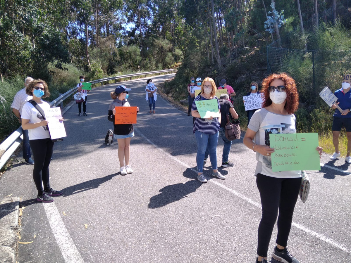 Protesta de los familiares de los ancianos de la residencia DomusVi Cangas en Aldán