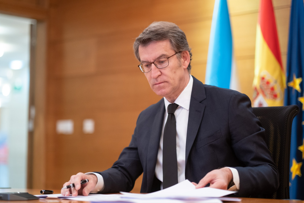 El presidente de la Xunta, Alberto Núñez Feijóo, en la videoconferencia con el jefe del Ejecutivo central, Pedro Sánchez, y el resto de líderes autonómicos.