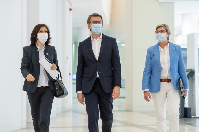 E titular del Gobierno gallego, Alberto Núñez Feijóo, acompañado por la conselleira do Mar, Rosa Quintana, en la Cidade da Cultura