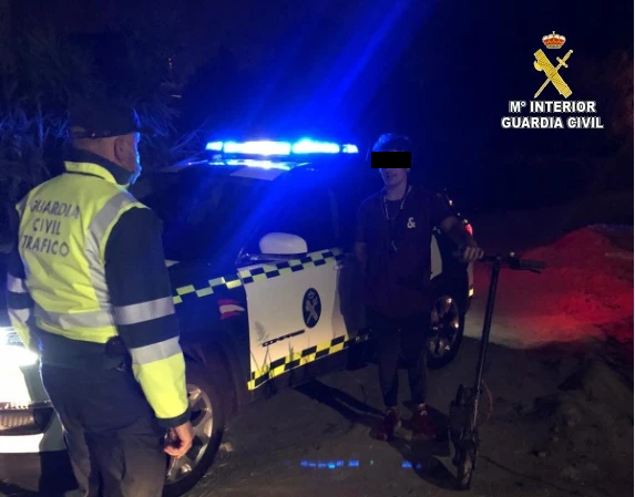 Denunciado un joven por conducir borracho un patienente eléctrico por una vía interurbana en Vilaboa