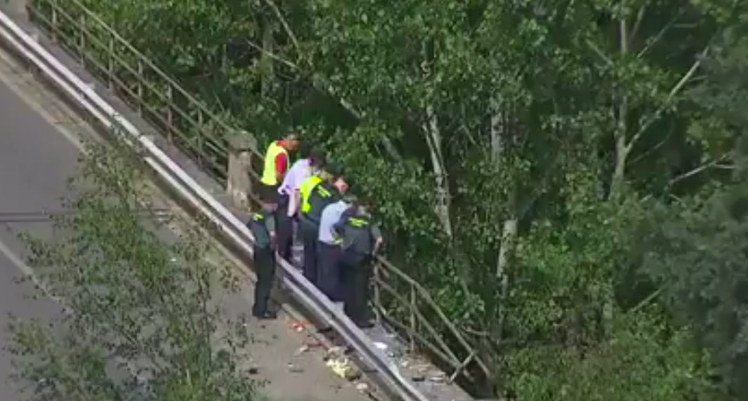 Guardia Civil en el lugar donde se despeu00f1u00f3 el camiu00f3n en una imagen de la CRTVG