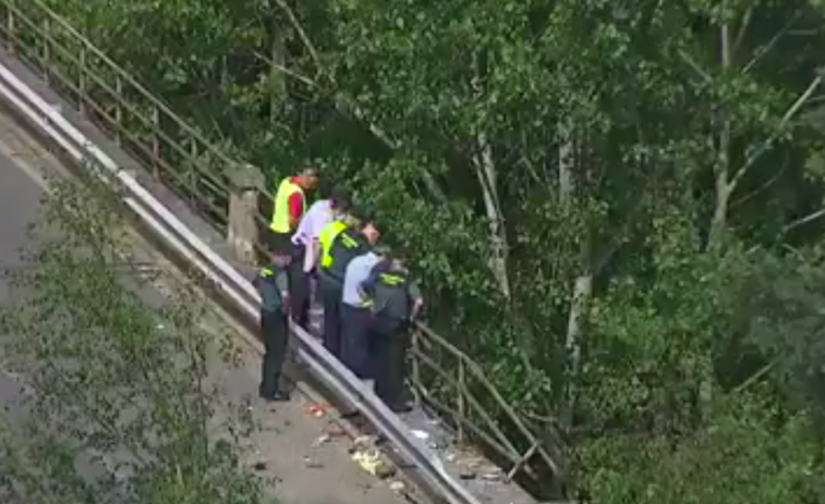 Retirada de explosivos de un camión que se despeñó en Portomarín muriendo el copolito (vídeo)