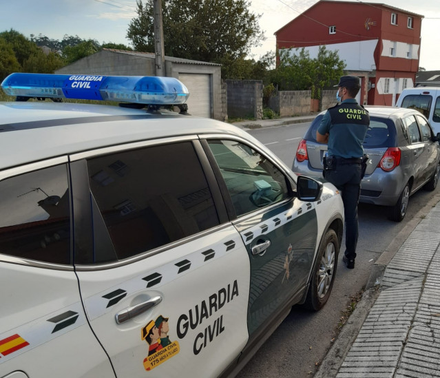 Detenida una octogenaria por rayar casi una veintena de vehículos en O Grove (Pontevedra).