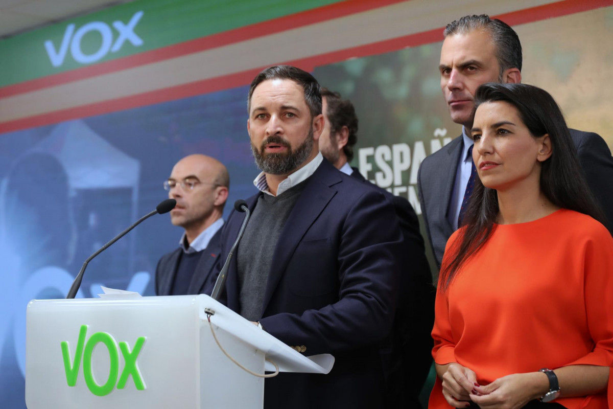 El presidente de Vox, Santiago Abascal, en rueda de prensa junto a Javier Ortega-Smith y Rocío Monasterio