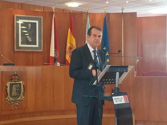 El alcalde de Vigo, Abel Caballero, en una rueda de prensa en el Salón de Plenos del Ayuntamiento.