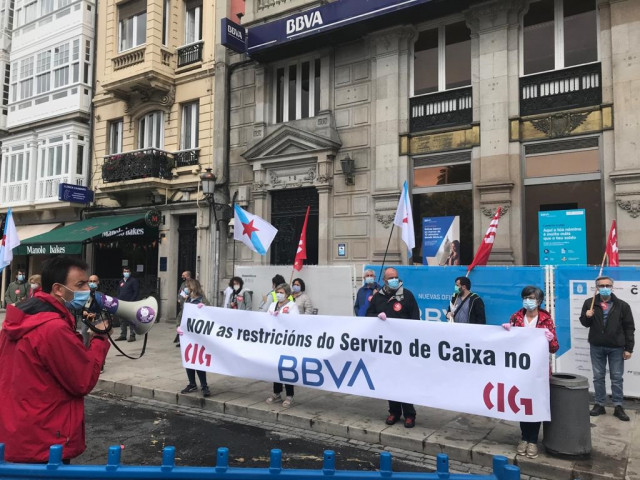 Concentración de delegados y delegadas de la CIG ante la sede del BBVA