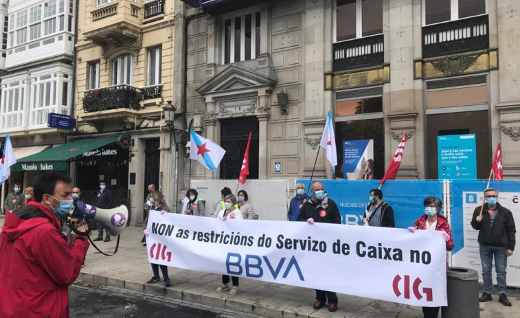 Empleados de BBVA se concentrarán el miércoles en Santiago contra el ERE que afectará a 111 puestos