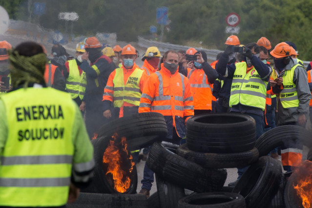 Participantes protegidos con mascarilla del comité de empresa de Alcoa participan en la concentración realizada en el cruce entre Cabreiros y Roupar, en el Concello de Xermade (Lugo) a 12 de junio de 2020.