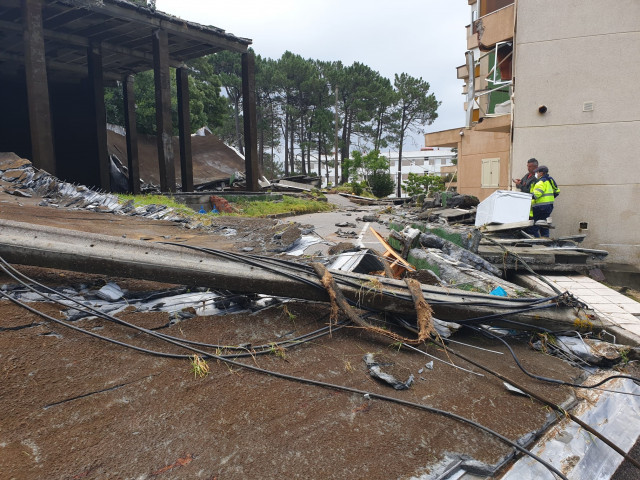 Desperfectos en O Grove tras reventar un depósito de agua en San Vicente do Mar.