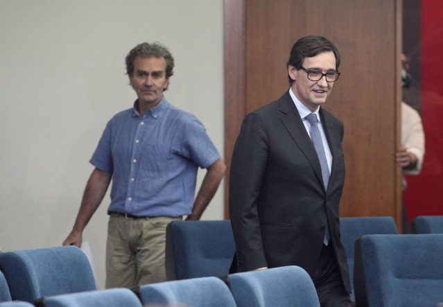 El director del Centro de Coordinación de Alertas y Emergencias Sanitarias (CCAES), Fernando Simón (i) a su llegada a la comparecencia en Moncloa, acompañado por el ministro de Sanidad, Salvador Illa (d),  En Madrid (España), a 12 de junio de 2020.