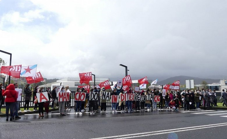 Protestas ante la sede de Inditex en Arteixo por imponer cambios de horarios y turnos a sus empleados